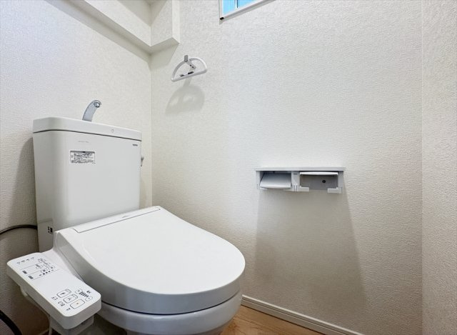 【トイレ】 | 新座市畑中2丁目　新築一戸建住宅　全9棟　(志木本店) | 1階トイレ／家族を感染症から守る温水洗浄便座を完備。