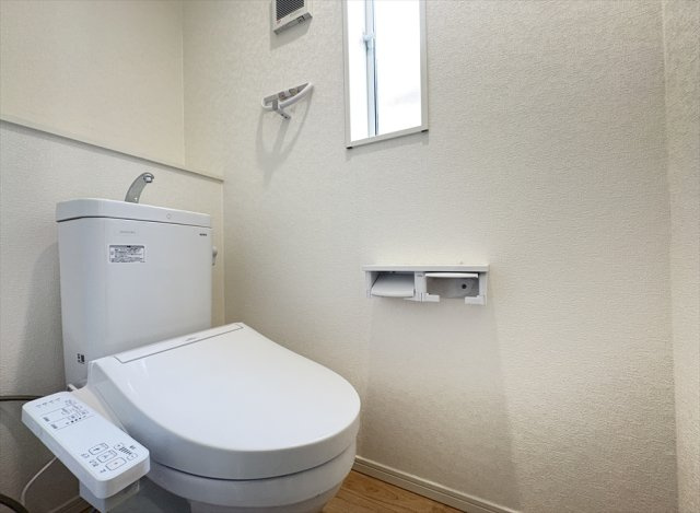 【トイレ】 | 新座市畑中2丁目　新築一戸建住宅　全9棟　(志木本店) | 2階トイレ／衛生用品やトイレットペーパー、掃除グッズの保管に便利な壁面収納でスッキリしたトイレ空間を維持できます。