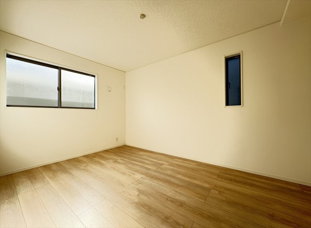 【洋室】 | 新座市畑中2丁目　新築一戸建住宅　全9棟　(志木本店) | 洋室6.7帖／
静かな暮らしを好む方にもおすすめな閑静な住宅地