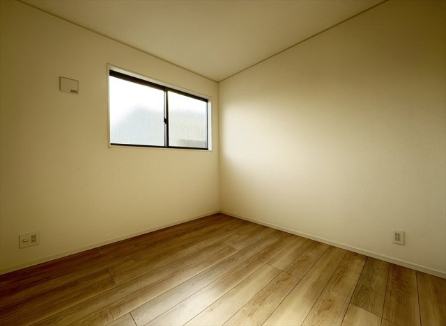 【洋室】 | 新座市畑中2丁目　新築一戸建住宅　全9棟　(志木本店) | 洋室4.5帖／自由に家具の配置ができる腰高窓でお部屋のレイアウトもお楽しみいただけます。