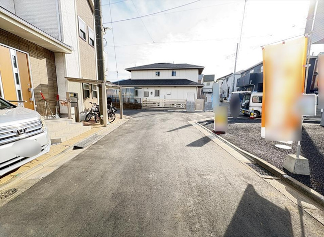 【前面道路含む現地写真】 | 新座市畑中2丁目　新築一戸建住宅　全9棟　(志木本店) | 車の通りが少ないので車の出し入れもスムーズに行えます