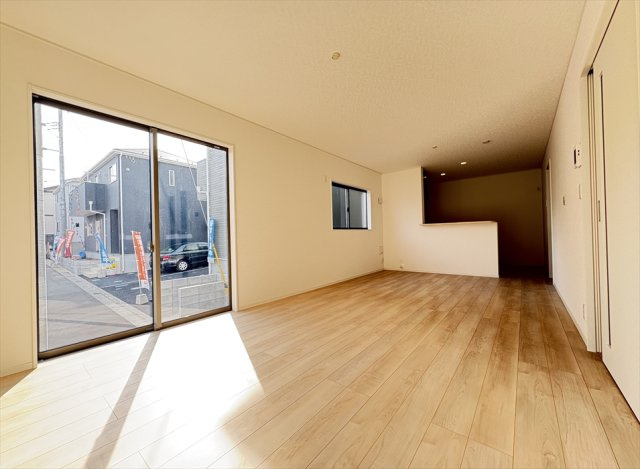 【居間・リビング】 | 新座市畑中2丁目　新築一戸建住宅　全9棟　(志木本店) | 2面の掃き出し窓で採光、開放感良好なリビング。
2路線2駅利用可能で通勤通学に便利