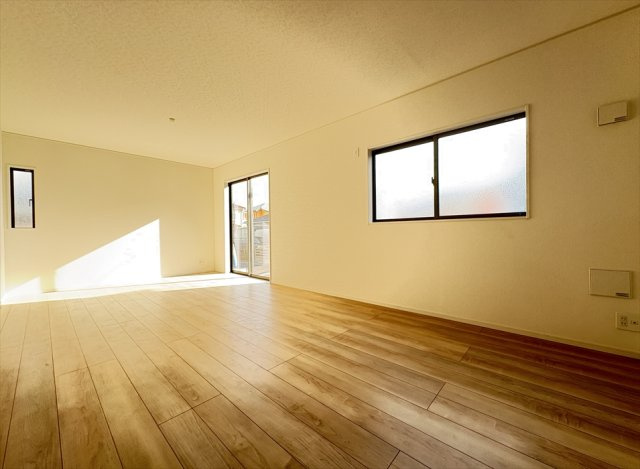 【居間・リビング】 | 新座市畑中2丁目　新築一戸建住宅　全9棟　(志木本店) | 独立したLDKはエアコンの冷暖気が外に逃げないので省エネにもつながります。