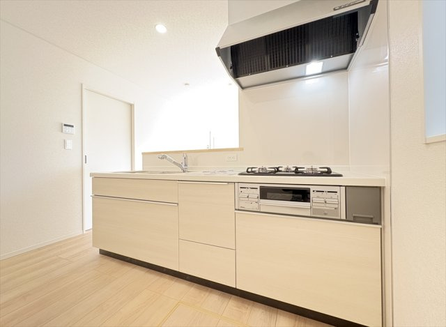 【キッチン】 | 新座市畑中2丁目　新築一戸建住宅　全9棟　(志木本店) | 奥に入ってる物もサッと取り出しやすいスライド収納は奥まで一目で確認できるので調味料などの在庫管理にも便利です。
キッチンからリビング全体が見渡せるので、お料理中もお子様の様子を見守れます。