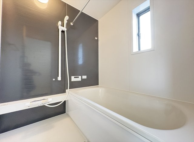 【浴室】 | 新座市畑中2丁目　新築一戸建住宅　全9棟　(志木本店) | 浴室乾燥機が付いているので雨天の洗濯はもちろん、浴室内のカビの発生も防げるので衛生面も安心です。