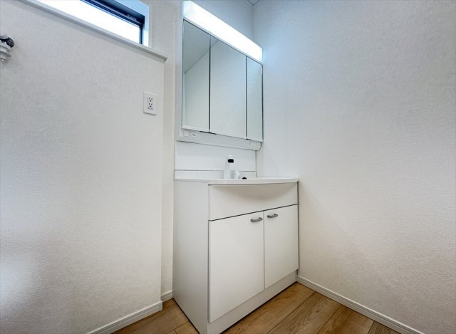 【独立洗面台】 | 新座市畑中2丁目　新築一戸建住宅　全9棟　(志木本店) | 鏡の裏に小物を収納できる三面鏡洗面化粧台。
三面鏡は多角的にチェックできるのでヘアアレンジやメイクもスムーズに行えます。