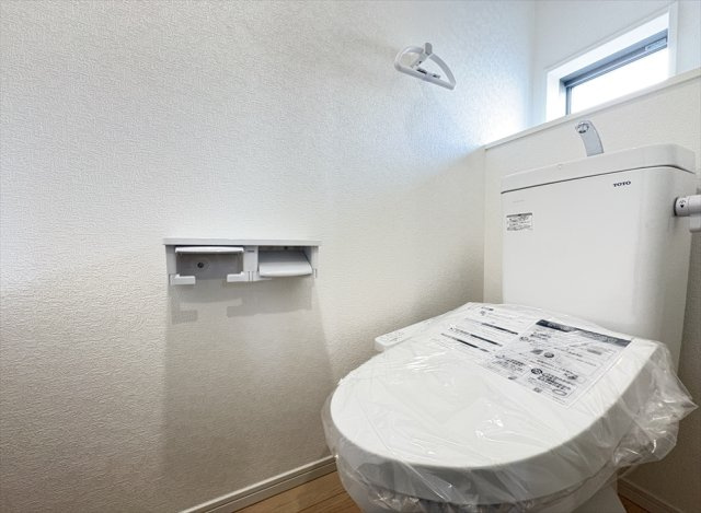 【トイレ】 | 新座市畑中2丁目　新築一戸建住宅　全9棟　(志木本店) | 1階トイレ／家族を感染症から守る温水洗浄便座を完備。