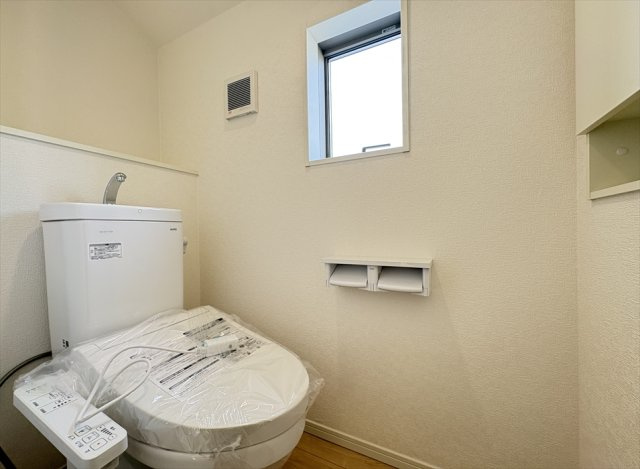 【トイレ】 | 新座市畑中2丁目　新築一戸建住宅　全9棟　(志木本店) | 2階トイレ／衛生用品やトイレットペーパー、掃除グッズの保管に便利な壁面収納でスッキリしたトイレ空間を維持できます。