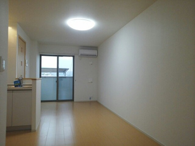 【居間・リビング】 | シャイン２１　Ⅱ | こちらのリビングで趣味の時間をお楽しみください