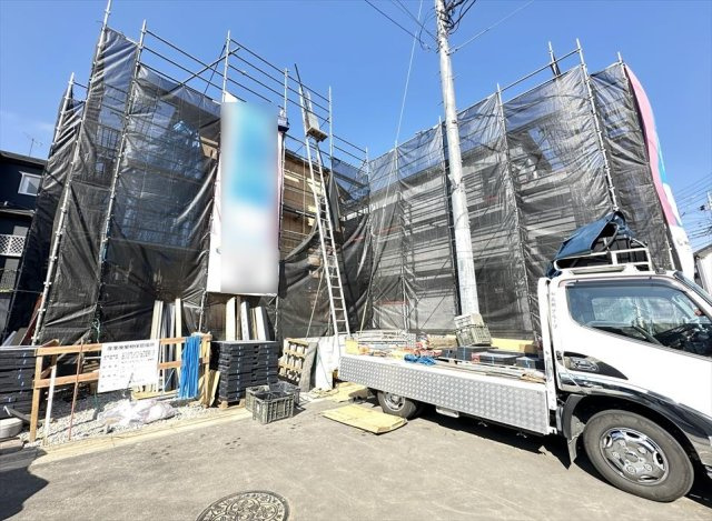 【外観】 | 新座市畑中2丁目　新築一戸建住宅　全9棟　(志木本店) | 販売現地／2025年10月撮影　
2路線2駅利用可能で通勤通学に便利