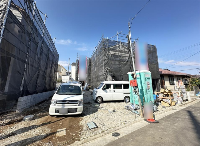 【外観】 | 新座市畑中2丁目　新築一戸建住宅　全9棟　(志木本店) | 販売現地／2025年10月撮影　
全棟カースペース完備