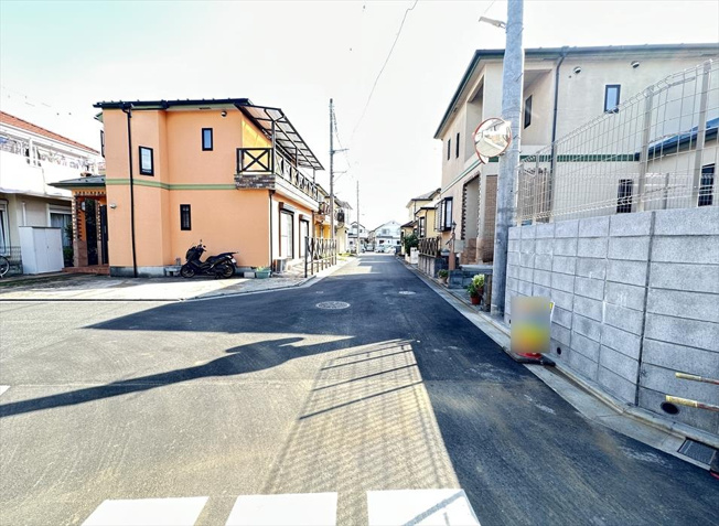 【前面道路含む現地写真】 | 新座市畑中2丁目　新築一戸建住宅　全9棟　(志木本店) | 販売現地／2025年10月撮影　
車の通りが少ないので車の出し入れもスムーズに行えます