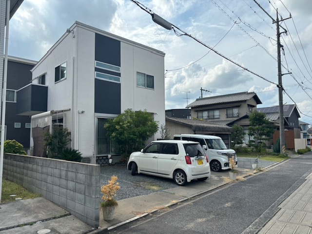 岡山市南区洲崎２丁目　中古戸建の前面道路含む現地写真|駐車２台可能です。