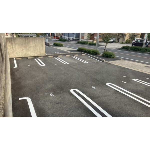 メゾンサニーヒルの駐車場