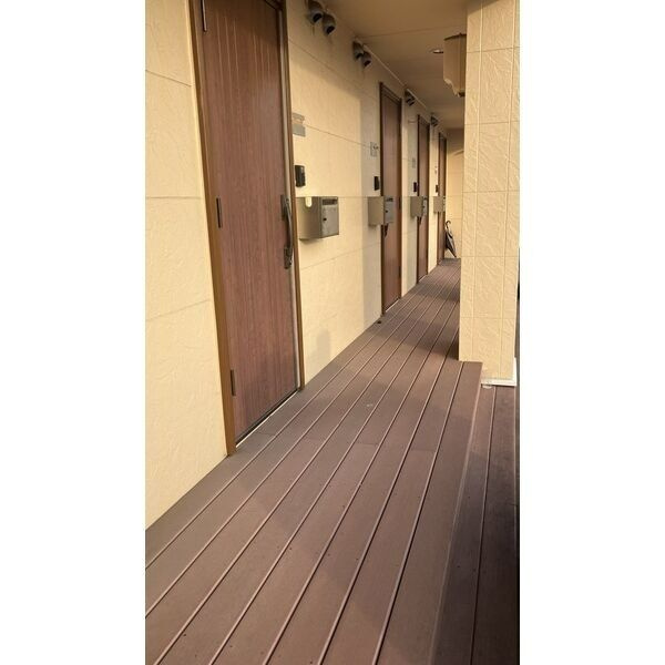 メゾンサニーヒルの玄関