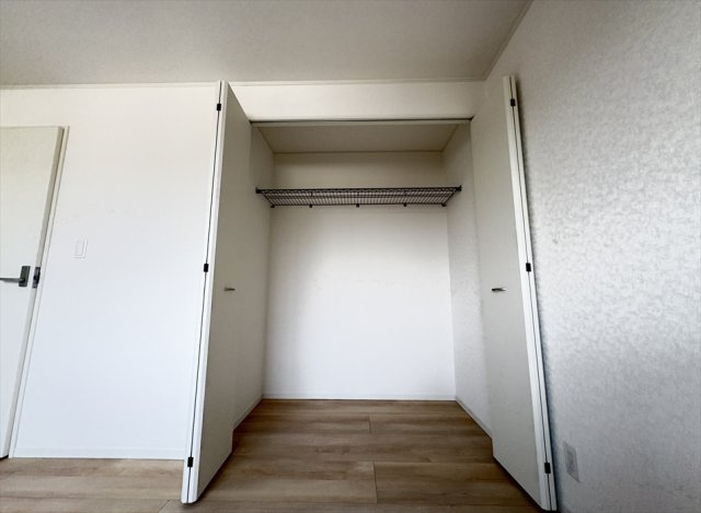 【収納】 | 新座市畑中2丁目　新築一戸建住宅　全9棟　(志木本店) | 収納力のある広々クローゼット付き。