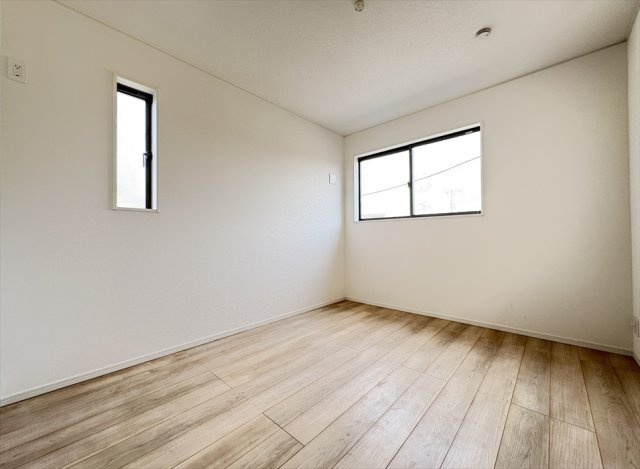 【洋室】 | 新座市畑中2丁目　新築一戸建住宅　全9棟　(志木本店) | 洋室5.7帖／
全棟に制震装置「SAFE365」標準搭載