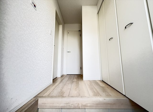 【玄関】 | 新座市畑中2丁目　新築一戸建住宅　全9棟　(志木本店) | 家族分の靴もしっかり収まる、大容量シューズクローゼット。