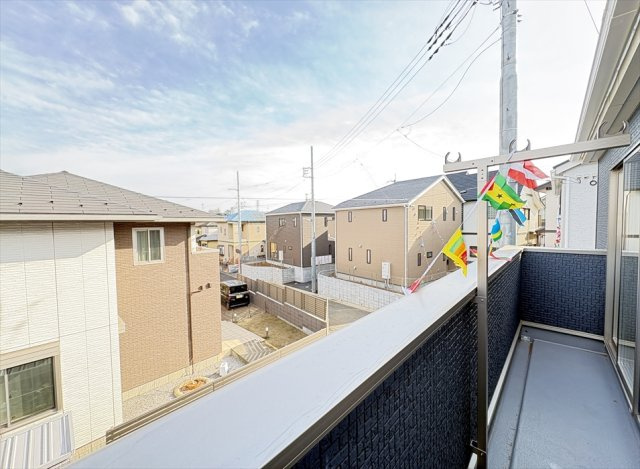 【バルコニー】 | 新座市畑中2丁目　新築一戸建住宅　全9棟　(志木本店) | 周囲に高い建物が少なく、開放感を楽しめるバルコニー眺望。
2部屋から行き来できるので家事動線も良好。