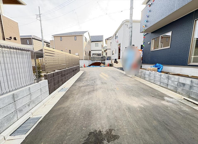 【外観】 | 新座市畑中2丁目　新築一戸建住宅　全9棟　(志木本店) | 車の通りが少ないので車の出し入れもスムーズに行えます。
静かな暮らしを好む方にもおすすめな閑静な住宅地。