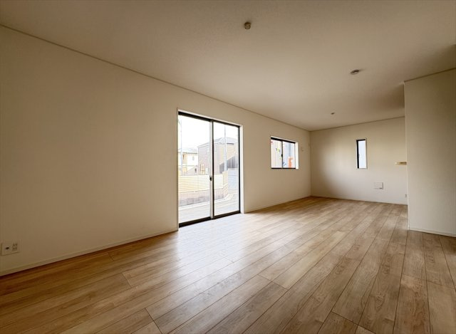 【居間・リビング】 | 新座市畑中2丁目　新築一戸建住宅　全9棟　(志木本店) | 2面の掃き出し窓で採光、開放感良好なリビング。
2路線2駅利用可能で通勤通学に便利。