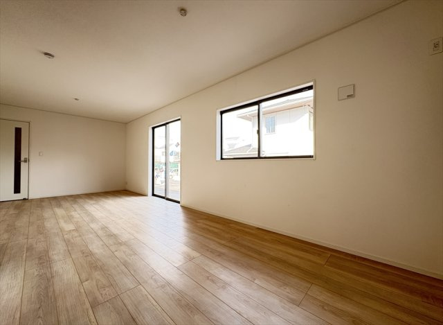 【居間・リビング】 | 新座市畑中2丁目　新築一戸建住宅　全9棟　(志木本店) | 独立したLDKはエアコンの冷暖気が外に逃げないので省エネにもつながります。