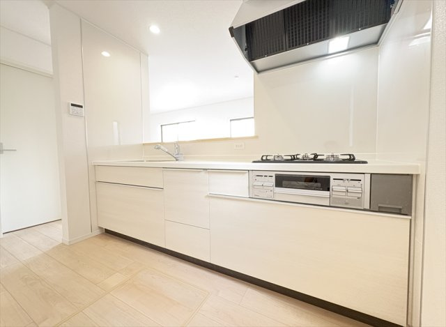 【キッチン】 | 新座市畑中2丁目　新築一戸建住宅　全9棟　(志木本店) | 奥に入ってる物もサッと取り出しやすいスライド収納は奥まで一目で確認できるので調味料などの在庫管理にも便利です。
充実の設備仕様で快適な暮らしを実現します。