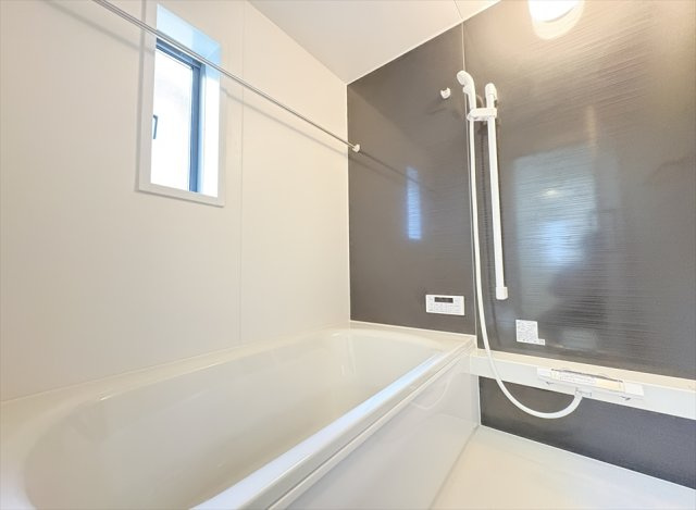 【浴室】 | 新座市畑中2丁目　新築一戸建住宅　全9棟　(志木本店) | 浴室乾燥機が付いているので雨天の洗濯はもちろん、浴室内のカビの発生も防げるので衛生面も安心です。