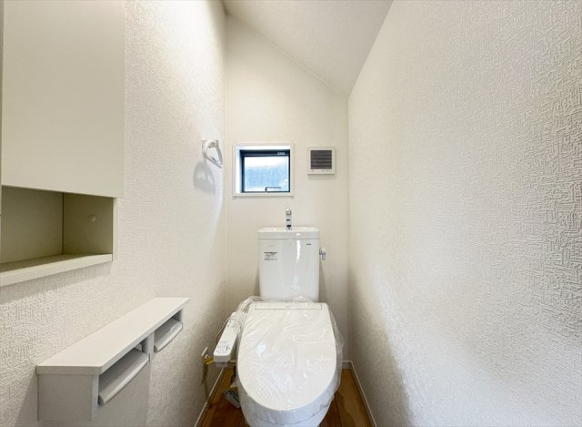 【トイレ】 | 新座市畑中2丁目　新築一戸建住宅　全9棟　(志木本店) | 1階トイレ／家族を感染症から守る温水洗浄便座を完備。