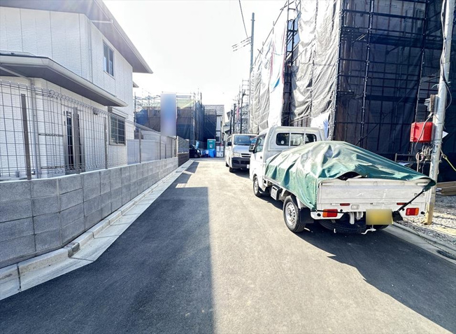 【前面道路含む現地写真】 | 新座市畑中2丁目　新築一戸建住宅　全9棟　(志木本店) | 販売現地／2025年10月撮影　
全棟に制震装置「SAFE365」標準搭載