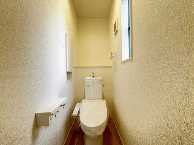 【トイレ】 | 新座市畑中2丁目　新築一戸建住宅　全9棟　(志木本店) | 2階トイレ／衛生用品やトイレットペーパー、掃除グッズの保管に便利な壁面収納でスッキリしたトイレ空間を維持できます。