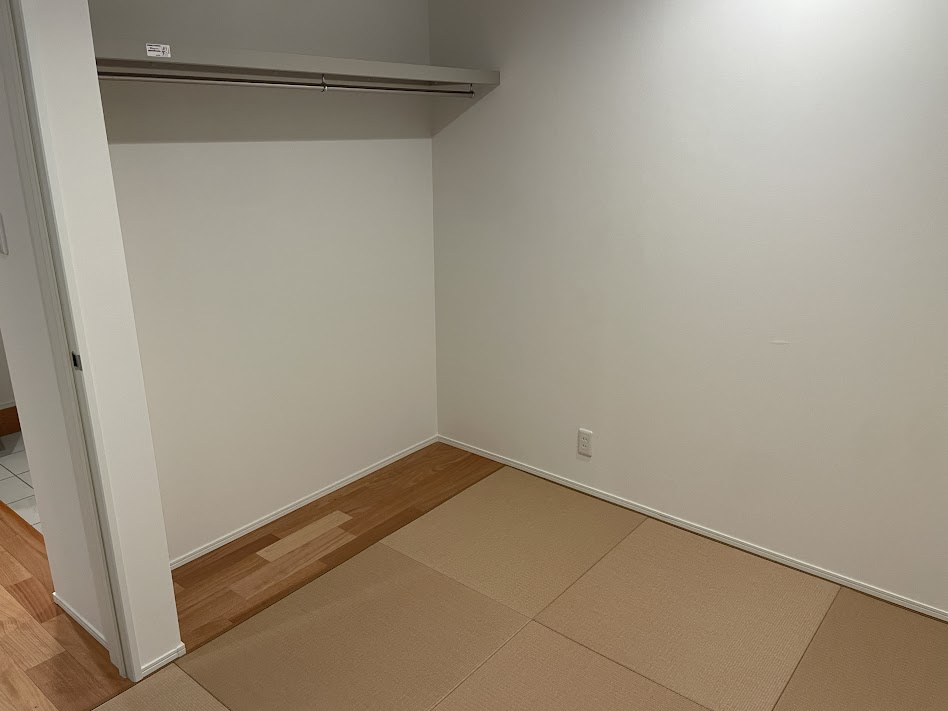 東根市神町東建売住宅【A棟】の和室|寝室や客間、お子様のプレイルームとしても活躍する和室がございます。
