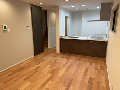 【居間・リビング】 | 東根市神町東建売住宅【A棟】 | リビングは広々です。家族の団欒の場として家庭を包みます。