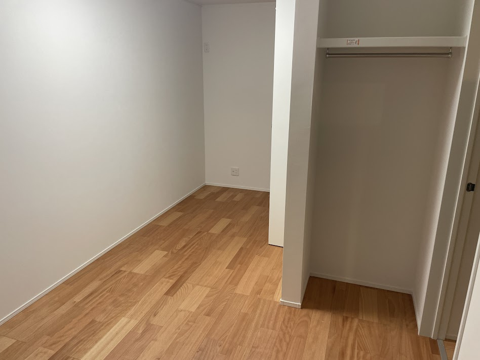 東根市神町東建売住宅【A棟】の寝室|大きいベットを置いてもスペースの取れる寝室です。