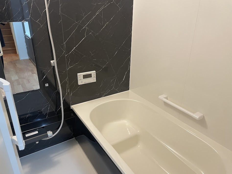 東根市神町東建売住宅【A棟】の浴室|広々浴室は、ゆったりとくつろいで疲れを癒す空間です。