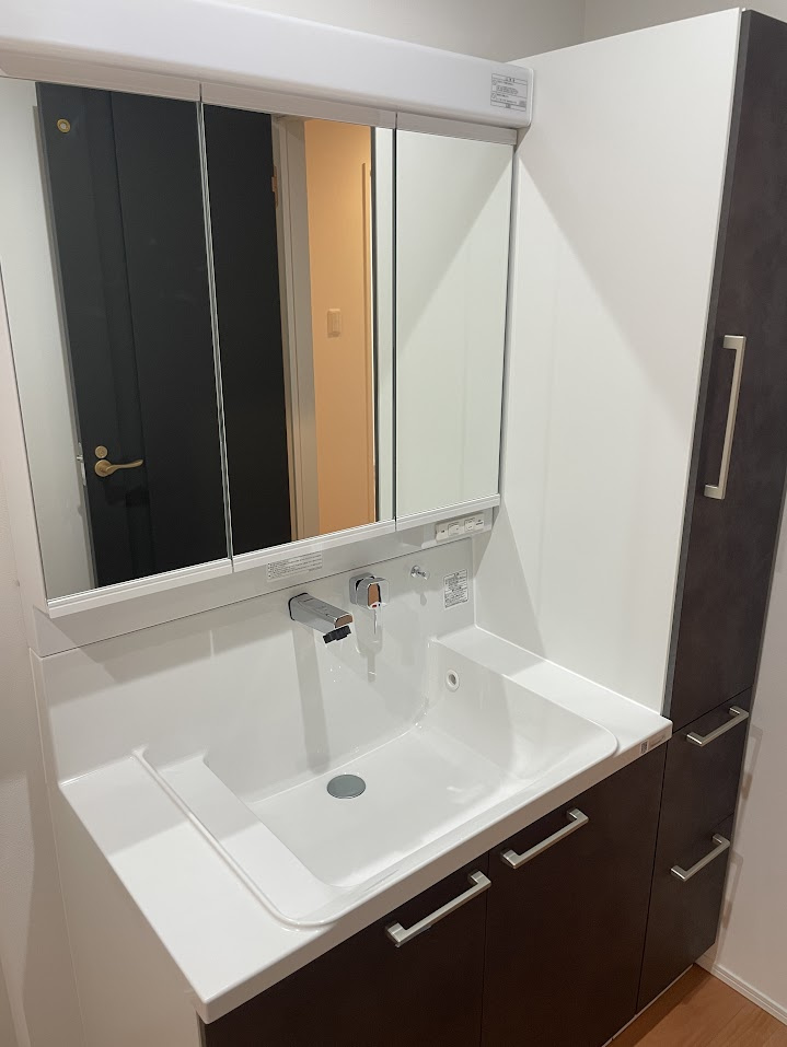 東根市神町東建売住宅【A棟】の独立洗面台|洗面台は、スタイリッシュでかっこいいです。