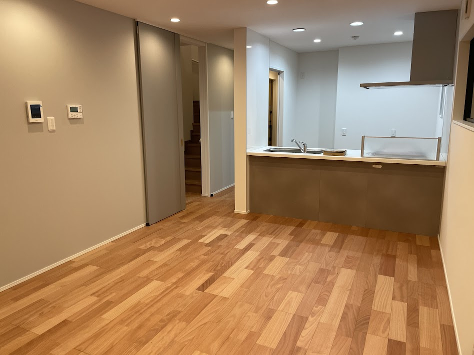 東根市神町東建売住宅【B棟】の居間・リビング|リビングは広々です。家族の団欒の場として家庭を包みます。