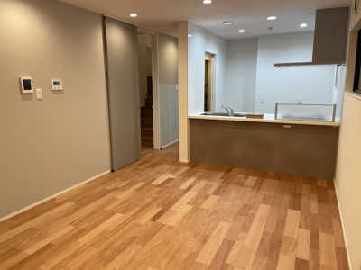 【居間・リビング】 | 東根市神町東建売住宅【B棟】 | リビングは広々です。家族の団欒の場として家庭を包みます。