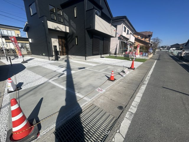 新築　高崎市倉賀野町　GRAFARE　１号棟の駐車場|現地写真　駐車スペースは並列3台+1台分可能です！
