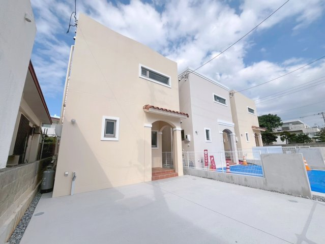 クローバーエース嘉手納屋良Ⅱ　1号棟の外観|駐車並列2台可能
