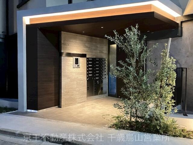 ＣＯＥＵＲ　ＢＬＡＮＣ八幡山のエントランス|植栽のあるきれいなエントランス 