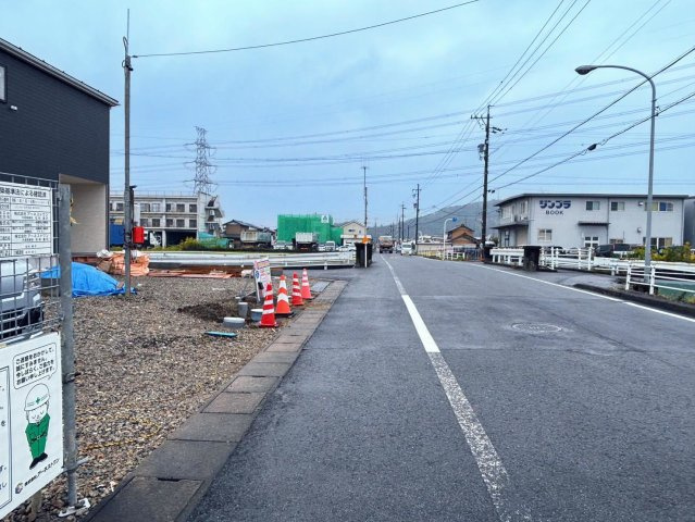 【商談中】クワイエ　大垣市青木町第２　全３区画分譲の前面道路含む現地写真|「現地（2025年10月16日）撮影」　
■前面道路　
■ヤマダ不動産　株式会社リライフ