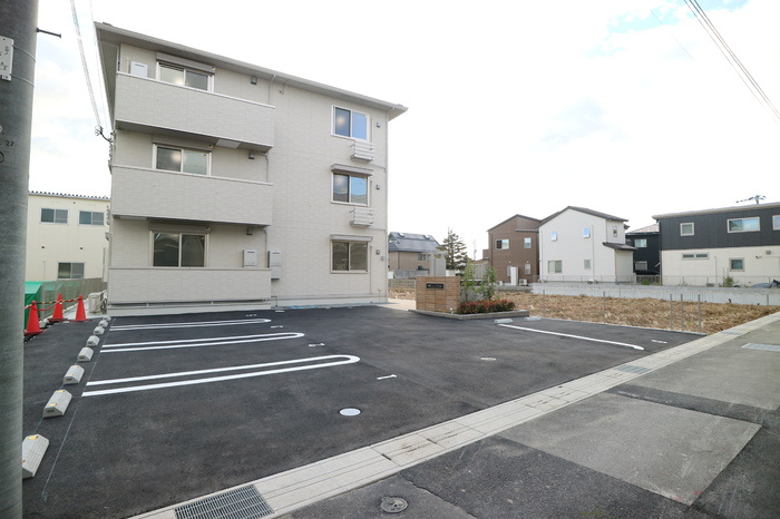 クレール林崎の駐車場