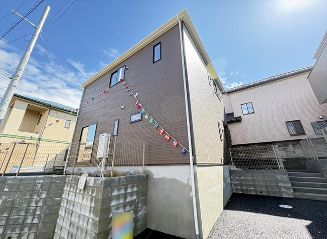 【外観】 | 新座市畑中2丁目　新築一戸建住宅　全9棟　(志木本店) | 販売現地／2025年10月撮影　
全9棟の分譲地内につき住環境良好