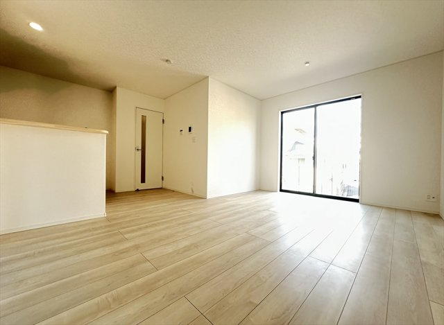 【外観】 | 新座市畑中2丁目　新築一戸建住宅　全9棟　(志木本店) | 販売現地／2025年10月撮影　
2路線2駅利用可能で通勤通学に便利