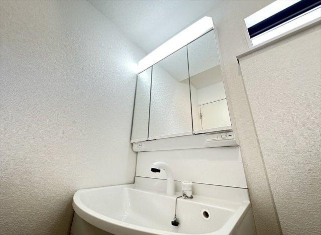 【前面道路含む現地写真】 | 新座市畑中2丁目　新築一戸建住宅　全9棟　(志木本店) | 販売現地／2025年10月撮影　
全棟に制震装置「SAFE365」標準搭載