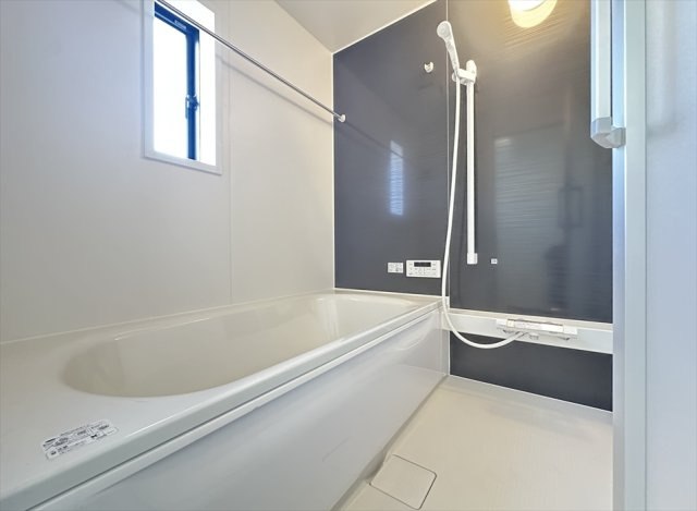 【前面道路含む現地写真】 | 新座市畑中2丁目　新築一戸建住宅　全9棟　(志木本店) | 販売現地／2025年10月撮影　
車の通りが少ないので車の出し入れもスムーズに行えます