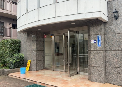 【エントランス】 | ロイヤルステージ相模原番田 | マンションのエントランスには、もともと風よけや防犯の役割がありますが、マンションによって宅配ボックスなどの設備が備わっている所もあります。日々の生活をイメージしながら生活しやすさをチェックしましょう。