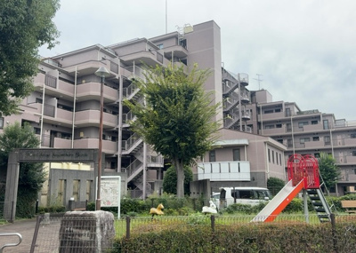 【現況写真】 | ロイヤルステージ相模原番田 | 外観はマンション管理がされているかの目安になります。築年数が古いと、壁面は劣化してひび割れが生じることも！建物が古びていても細かいところが修繕されていると、きちんと管理されているなぁと感じるでしょう。