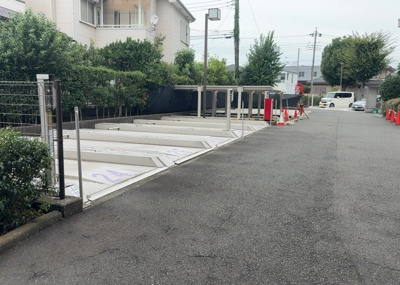 【駐車場】 | ロイヤルステージ相模原番田 | 車一台あたりに必要なスペースは、標準サイズの普通自動車で横幅2m50cm、長さ5mは必要になります。ただし、乗降のことも考慮して横幅3m30cm、長さ5m50cmほどは確保できるところを選びましょう。